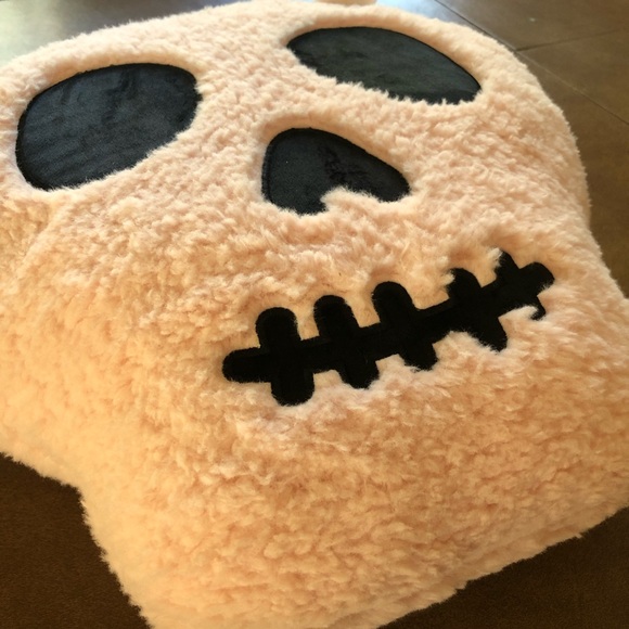 NWT Light Pink Skull Grammercy Studio Plush Sherpa Throw Pillow Halloween - Picture 3 of 5
